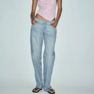 Lågmidjade Zara jeans - Helt nya med prislapp, slutsålda på hemsidan. Klassisk femficksmodell med dragkedja och knapp framtill. Jeansen har en avslappnad vibe och är tillverkade i bomull. Perfekta för dig som gillar loose fit och stilren look.