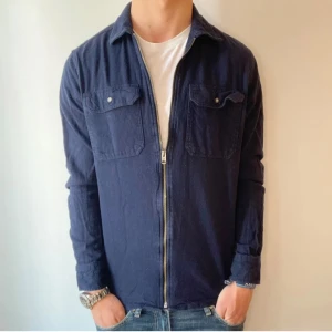 Mörkblå overshirt från Hampton Republic - Säljer denna feta overshirten från Hampton Republic i storlek S. Perfekt skick utan någon som helst defekt. Skriv vid fler bilder eller frågor!!