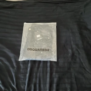 Dsquared2 jeans - Tja, säljer dessa riktigt feta Dsquared2 jeansen pågrund av att jag köpte fel storlek. De är i storlek medium (M) och är perfekt om du är 178-185. De finns inga defekter bara små tecken på användning. Dustbag ingår såklart.