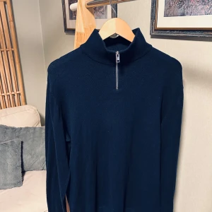 Half zip från Jack & Jones - Mörkblå stickad half zip från Jack & Jones i storlek XL. Perfekt för dig som gillar en clean och stilren look med lite sportig touch. Bara använd ett fåtal gånger och säljer då jag köpte för stor storlek. Inga skador eller någonting, perfekt skick. Nypris 500 kr så säljer för 300 men går absolut att förhandla.