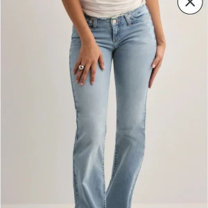 Nelly jeans  - Lågmidjade bootcut jeans från nelly i bra skicka. Modellen är "no waist bootcut jeans"