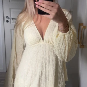 Gul top - Säljer denna superfina gula toppen som endast använts en gång, köpte för 500kr på NAKD💕💕denna finns ej att beställa på nätet längre💕💕skicka alltid prisförslag💕💕