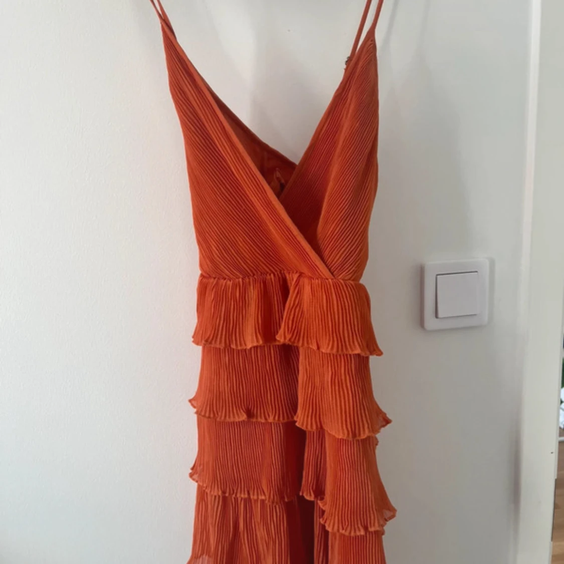 Plisserad orange långklänning