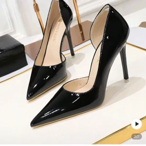 Svarta lackpumps med spetsig tå - Snygga svarta pumps i lack med hög klack och spetsig tå. Skorna har en elegant och stilren design med glansig finish och klassisk siluett. Perfekta för dig som vill sticka ut med en tidlös look. Aldrig använda! 🖤