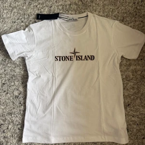 Stone Island Tröja – Vit (Ny) - Stone Island Tröja – Vit (Ny) 👕 Storlek: M ✨ Skick: 10/10 – aldrig använd 🏷️ Detaljer: Etikett kvar, levereras med original plastpåse 🤍 Färg: Vit 💎 Märke: Stone Island