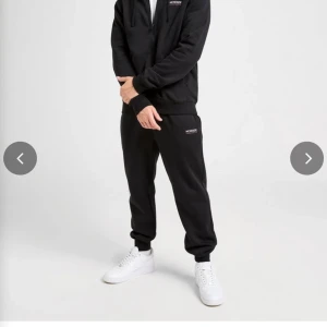 Svart traiksuit från McKenzie - Väldigt skön traiksuit och den är helt oanvänd med prislapparna kvar