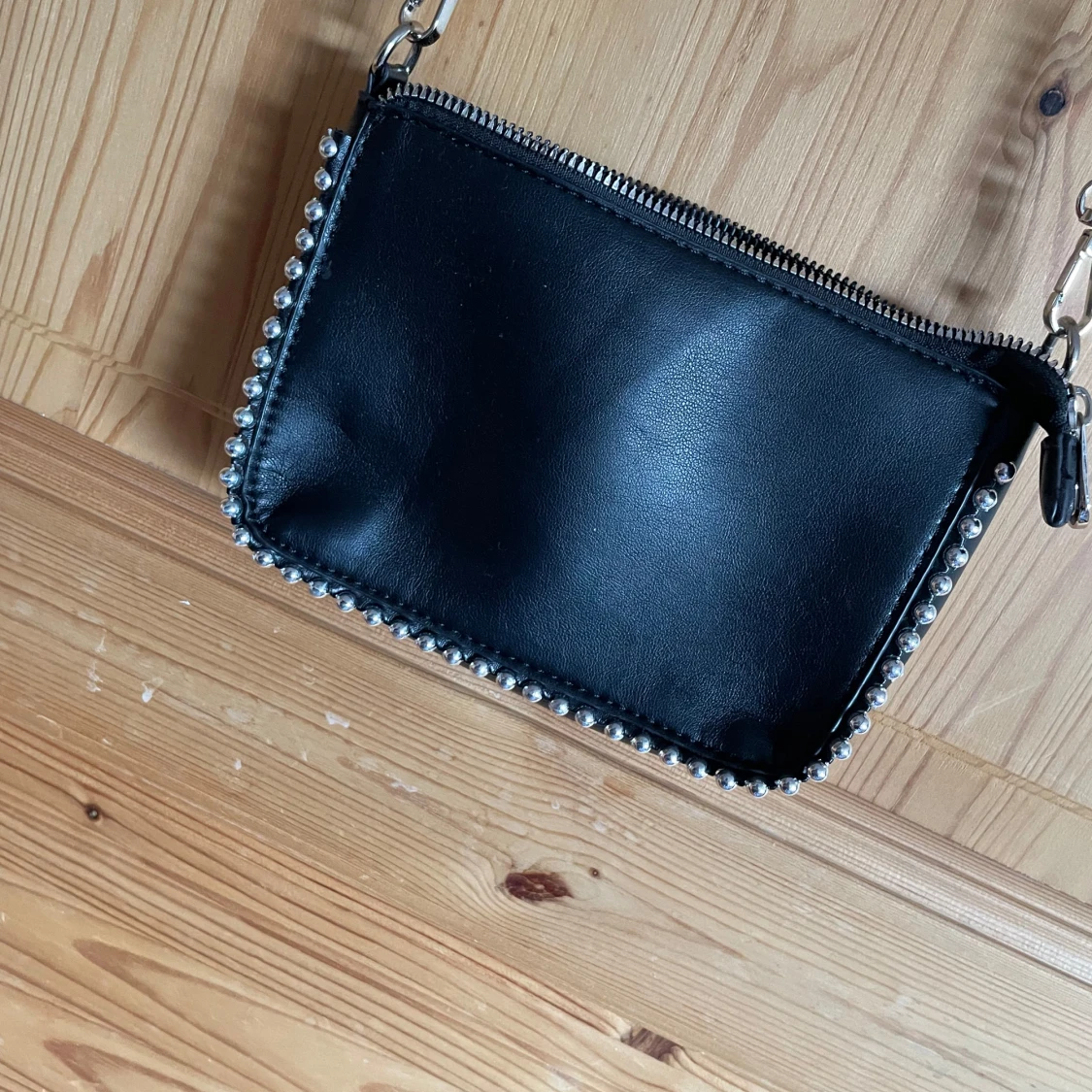 Svart axelväska med kedja och nitar - 2