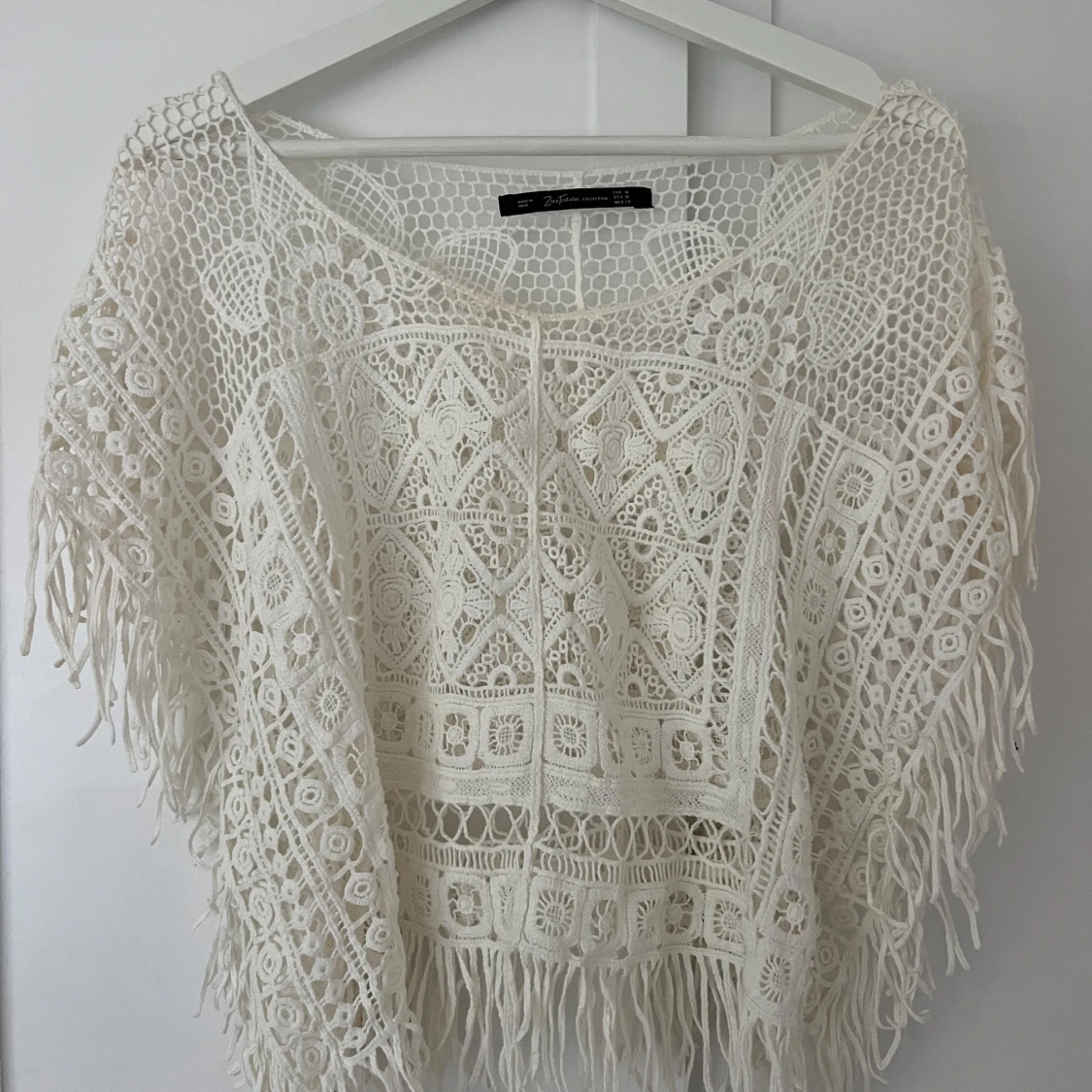 Vit virkad blus med fransar från Zara