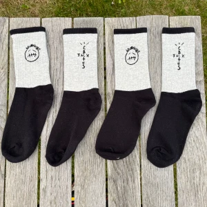 Svarta och grå Travis Scoot strumpor - Säljer ett par svarta och ljusgrå strumpor från Catus Jack (Travis scoot). De har aldrig använts och är i perfekt skick. Säljer ett par för 99kr och båda två par för 179kr! Perfekta för dig som gillar streetwear och vill sticka ut lite extra.