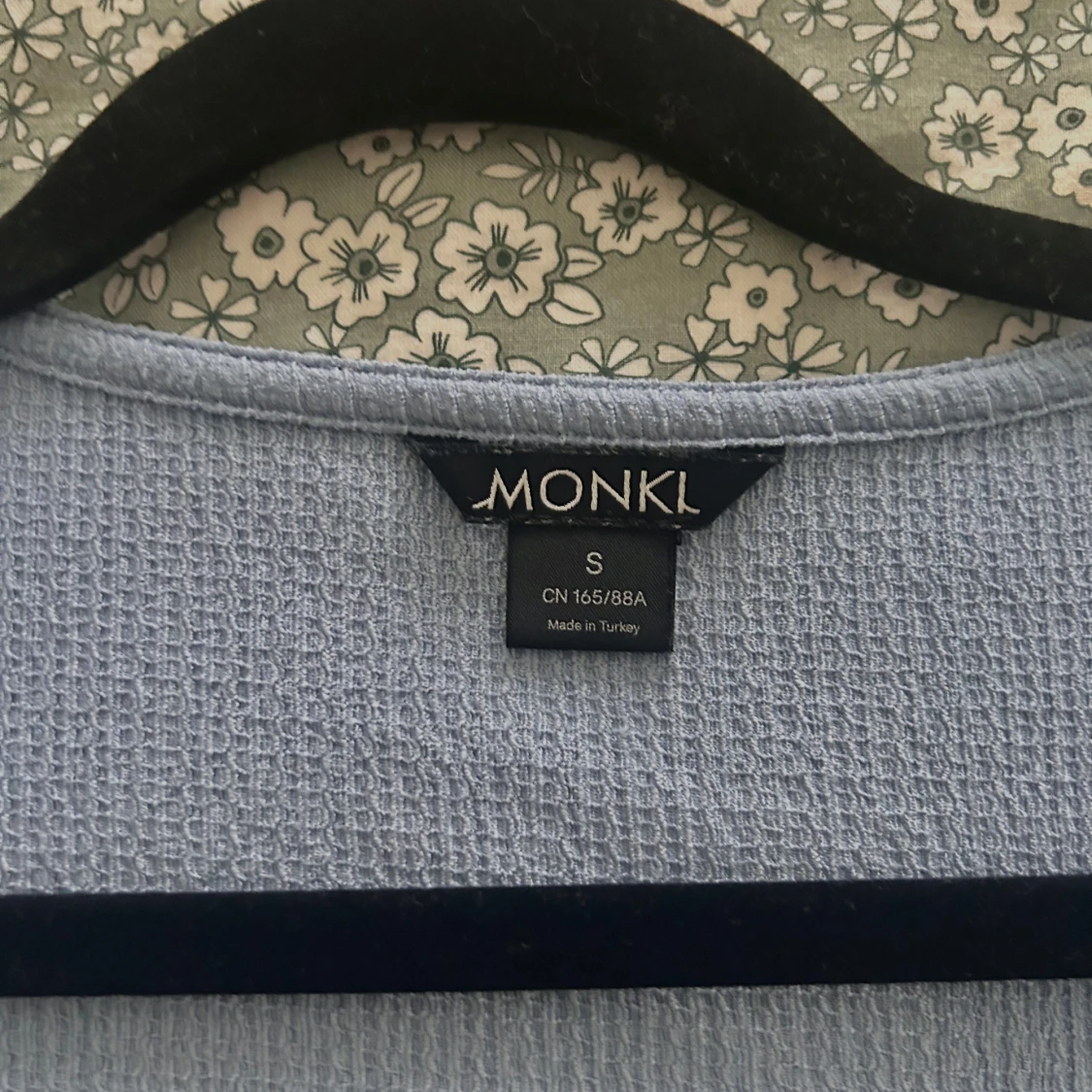 Ljusblå omlottopp från Monki - 1