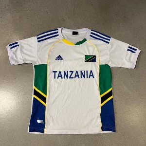 Tanzania fotbollströja - Ingen på ryggen utan en clean tröja. Uppskattningsvis storlek S. Köp sker via ”köp nu” funktionen :) 