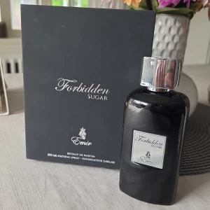 Forbidden Sugar Paris Corner - Forbidden Sugar från Emir är en söt och fruktig parfym med noter av marshmallow, vanilj, kokos, honung, kola och persika. Flaskan är svart med silverdetaljer och har en modern, stilren design. Perfekt för dig som gillar gourmanddofter med tydlig vanilj och karamell. Då flaskan är helsvart går det ej att se mängd men uppskattar till minst 80% kanske 90%.