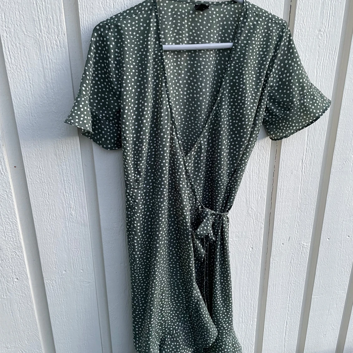 Grön prickig omlottklänning med knyt - 2