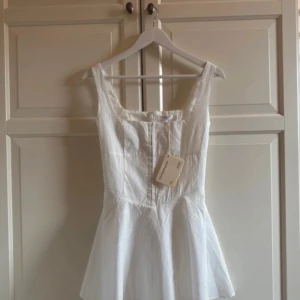 Vit kortklänning från Peppermayo - Supersöt vit klänning från Peppermayo, tyvärr har den inte kommit till användning och därav säljer jag den 💕