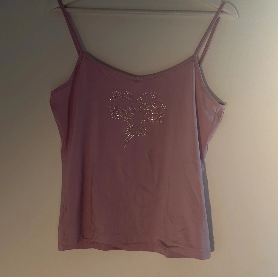 Rosa linne med rhinestones