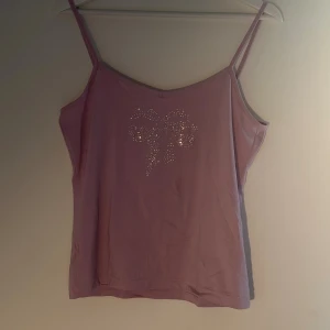 Rosa linne med rhinestones - Sååå gulligt ljusrosa linne med en rosett i rhinestones!! Linnet är köpt i en vintagebutik i Köpenhamn för ungefär ett år sedan. Några rhinestones har lossnat men det är inget som syns varken på långt håll eller nära!!💘🫶🏻