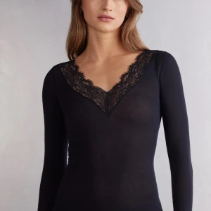 Svart långärmad Intimissimi topp med spets - Säljer denna Intimissimi tröja som använts nån enstaka gång💕Tröjan har inga defekter💕Nypris 559 men säljer för 350!💕