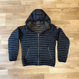  jacka från Colmar - Snygg svart jacka från märket colmar i mycket gott skick, jackan är storlek 18 år men sitter som en S