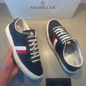 Svarta sneakers från Moncler - ‼️VI TAR EJ BYTEN‼️ Moncler Monaco sneaker | Skick: 8/10 | Storlek 44 fits 45 | box, skopåse & kort ingår | Fraktar inom 24H efter köp på köparens bekostnad 📦💨 | Hör av dig vid minsta fråga eller fundering 💭 