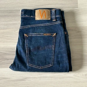 Mörkblå nudie jeans  - Mörkblå nudie jeans | modell - lean dean | skick 9/10 - mycket bra | inga defekter | snygga slitningar | nypris 1599kr | Storlek - W30/L30 | hör av er vid frågor eller funderingar 🙌
