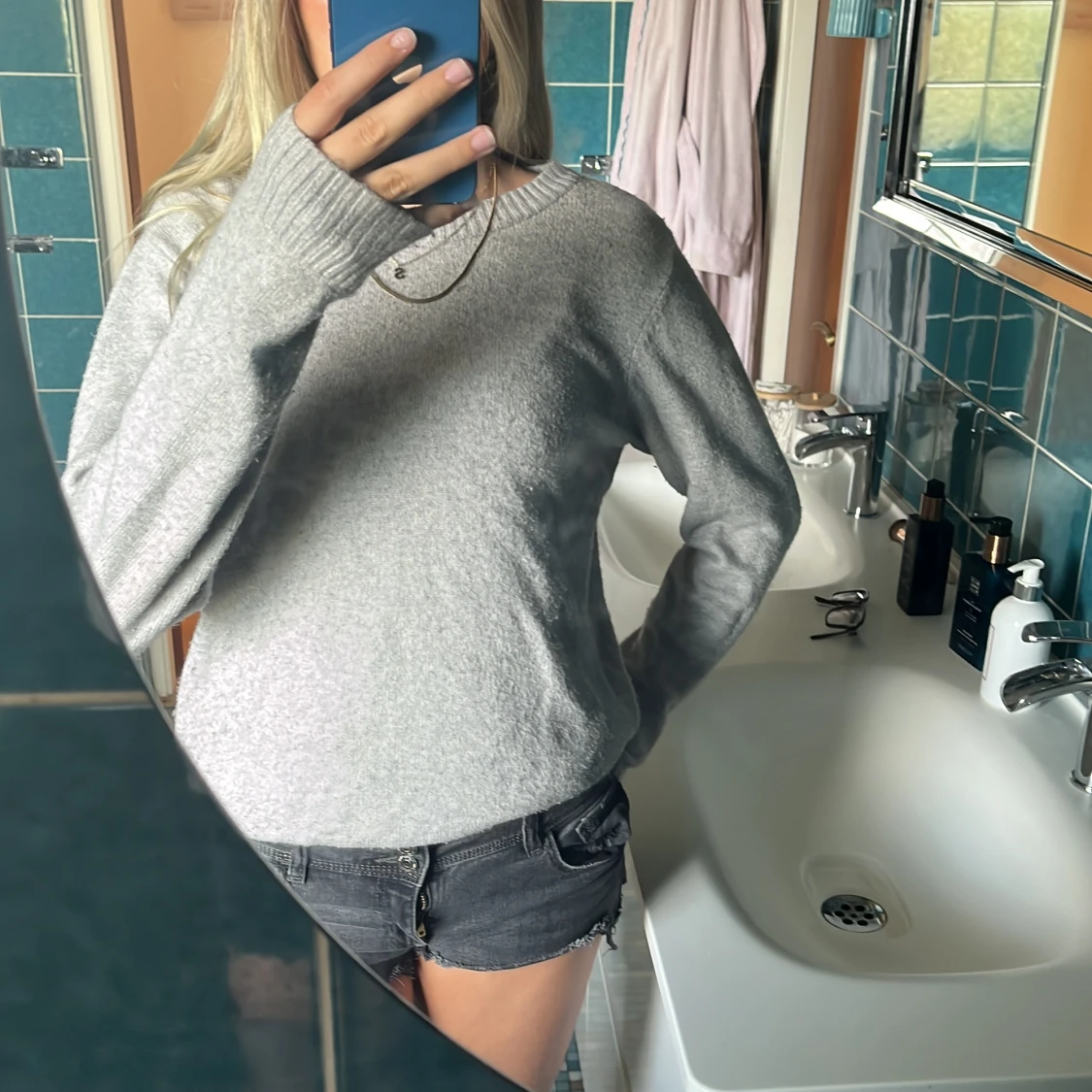 Ljusgrå stickad tröja med rund hals - 1