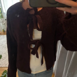 Vinröd kofta med snörning Gina Tricot - Mysig vinröd stickad kofta från Gina Tricot med snygg snörning framtill.