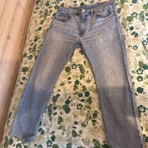 Levi's 502 ljusblå jeans straight fit  - Ljusblå Levi's 502 jeans med klassisk femficksdesign och raka ben. Jeansen har en snygg vintage tvätt och är tillverkade i slitstarkt bomullsjeans. Perfekta för dig som gillar en avslappnad och tidlös look.