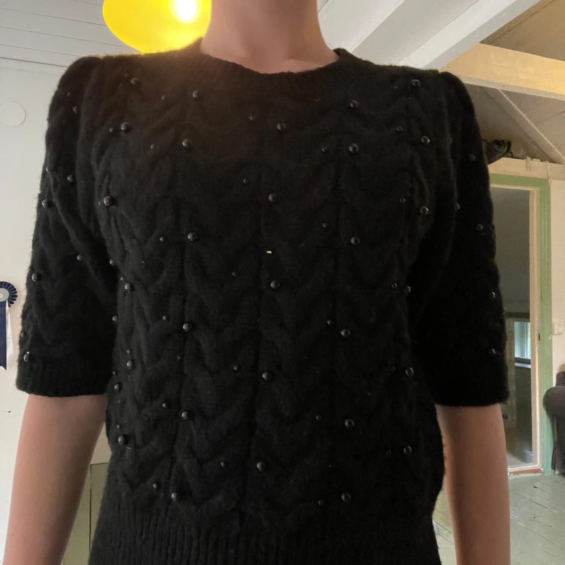 Svart stickad tröja med pärlor från Zara