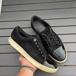 Lanvin - Säljer dessa extremt feta lanvins i uk12! Det motsvarar 45! Box ingår! Skick: 8/10 liite använd mocka o någon repa på cap toe, annars fint skick, hör av dig vid minsta fundering 🤩