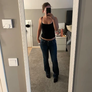 Mörkblåa Gina Young jeans - Säljer ett par mörkblå jeans ifrån Gina Young med snygga fickor där bak