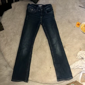 Mörkblå jeans från Gina Tricot, stl 158 - Snygga mörkblå jeans från Gina Tricot. Bootcut, kontrastsömmar och coola detaljer på bakfickorna. Perfekta till en avslappnad stil och passar till det mesta. Materialet är slitstarkt denim. Kontakta för fler bilder💞