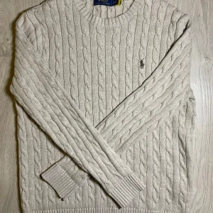 Ralph lauren stickad tröja  - Den är äkta, köpte den för 1900 på Zalando för ungefär 1 månad sen till mig men är för stor. Passar 175-180. Färgen är ljusbeige med en nästan svart logga men mörkbrun. Passar väldigt bra för hösten och vintern! Priset är diskutabelt😊