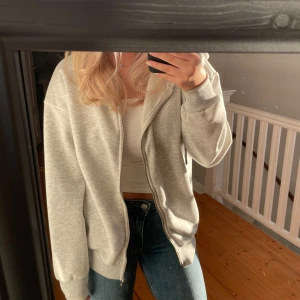 Kofta/hoodie med dragkedja  - Grå kofta/hoodie med dragkedja från Gina Tricot i storlek S, mycket bra skick!🩶
