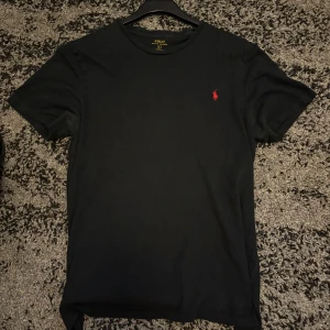 Polo Ralph lauren t-shirt  - Snygg svart röd raffe tisha | storlek large | i bra skick men använd | 100% äkta | Vid fråga tveka inte att skriva!😁