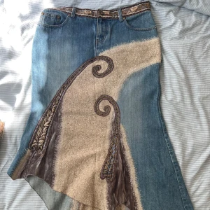 Cool asymmetrisk kjol - Ascool kjol från Li Li Nucci köpt second hand i Paris. Aldrig använd och i strl 40, för en mer low waist skulle den vara bättre på 38🫶