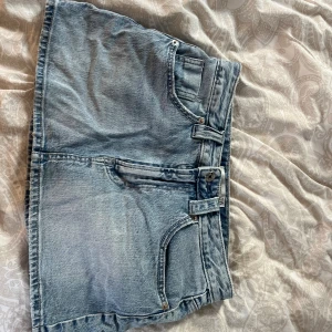 Jeanskjol - Säljer denna så fina jeanskjol som jag köpte i Spanien från stradivarius. Den har också inbyggda shorts och är använd max två gånger pågrund av fel storlek.🫶🏼