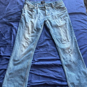 Ljusblå Lou Straight jeans från Neuw - Säljer ett par ljusblå jeans från Neuw i modellen Lou Straight. Klassisk femficksdesign, raka ben och snygga kontrastsömmar. Jeansen har en avslappnad, tidlös look som passar till det mesta. Pris går att diskutera.