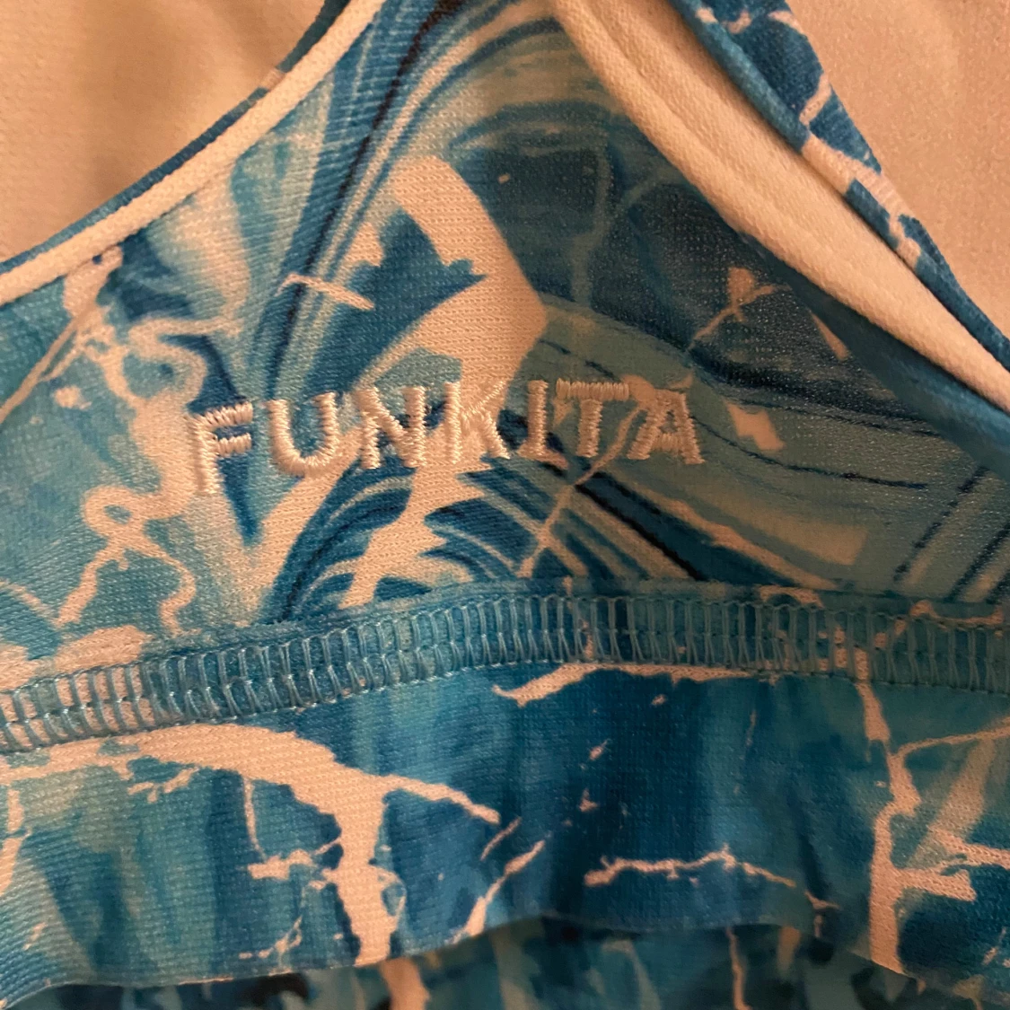 Blå mönstrad bikinitopp från Funkita - 3