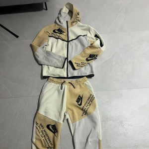 Nike Tech dress  - Äkta Nicke Tech dress i strl S i riktig bra skick! Köptes för 2400:- Säljer dom för 500:- Kan även köpas separat för 250:-