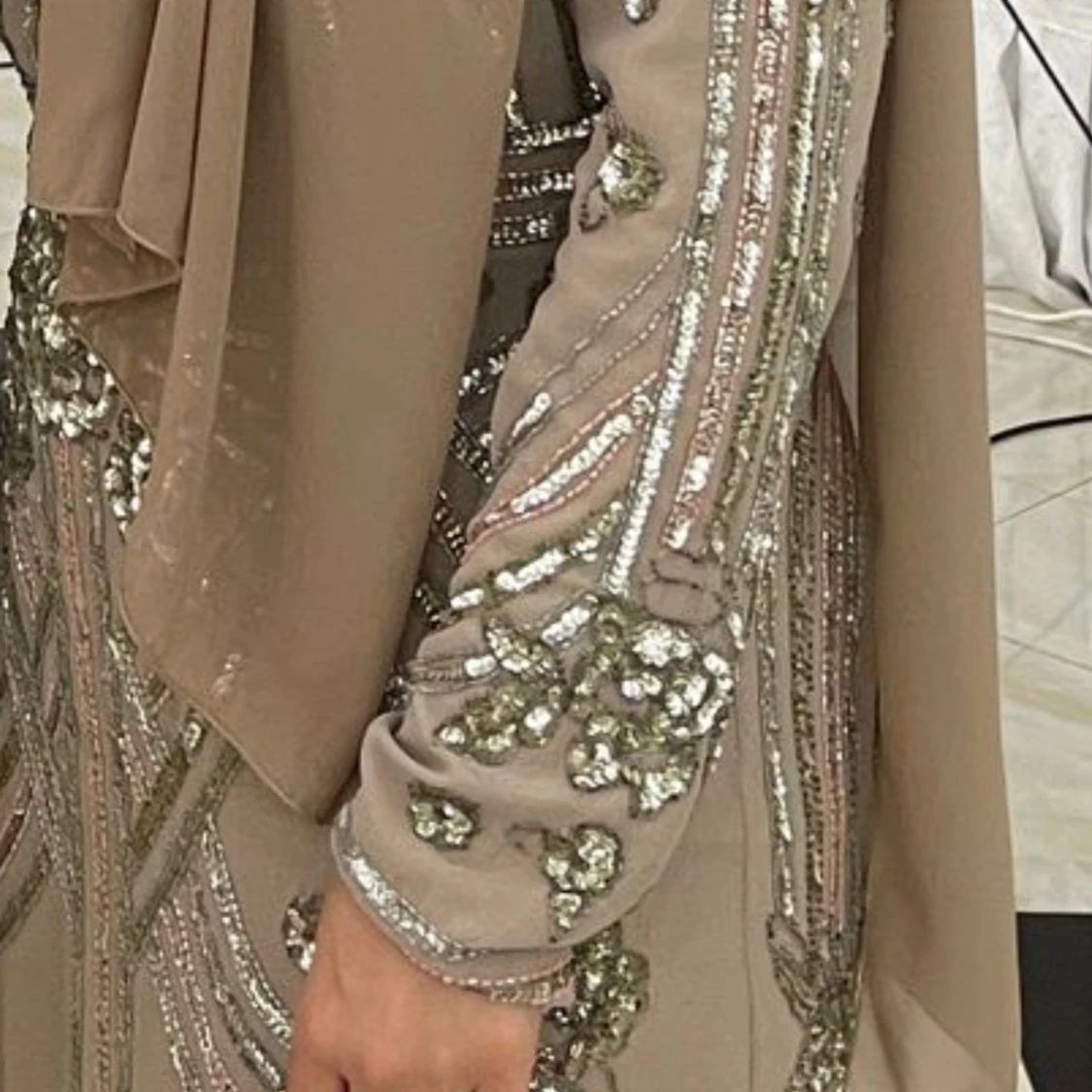 Champagnefärgad långklänning med paljetter - 1