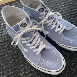 Blåa Vans  - Säljer dessa super snygga skor från Vans i en super snygg ljus blå färg. Säljer för att de är för stora och aldrig använda. Köpta för 900
