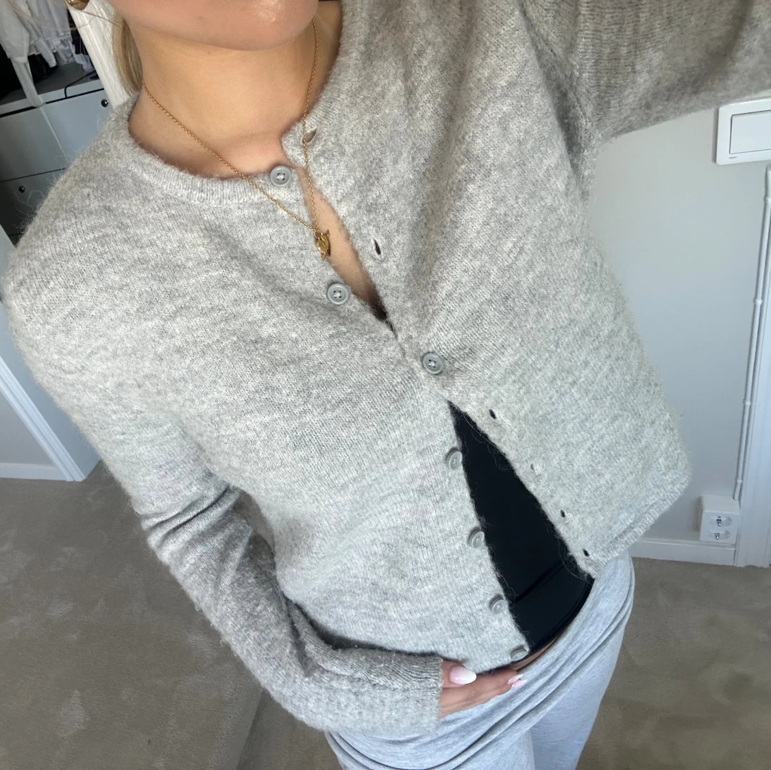 Ljusgrå stickad kofta med knappar - 1