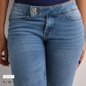 Blå bootcut jeans från Vero Moda - Snygga blå bootcut jeans från Vero Moda med lågmidja och dubbla knappar framtill.  Köpa på Nelly och är aldrig använda då de inte passar.  Flyttar så vill ha så snabb affär som möjligt!