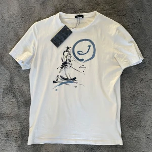 Jacob cohen T-shirt - Tja! Säljer nu denna feta Jacob cohen T-shirten, den är i fint skick! Tag medföljer! 
