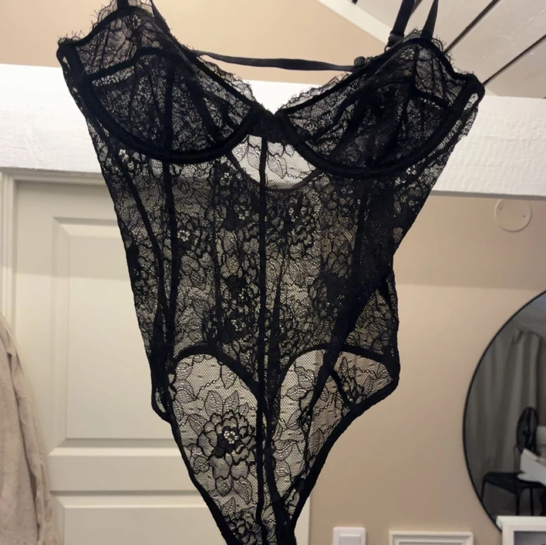 Svart spetsig body  blommönster - 1