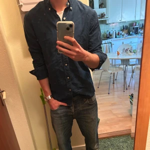 Ralph Lauren Skjorta - En fin blå skjorta från Ralph Lauren. Storlek M. Hör av er ifall ni har några frågor!