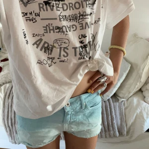 Pepe jeans shorts  - Blåa shorts från pepejeans är ganska lågmidjad. Midjemått: 38,5 X2 jätte söta fast är lite stor för mig priset är ganska lågt skulle inte vilja gå ner mera. Skulle gärna träffas🫶🏼💞