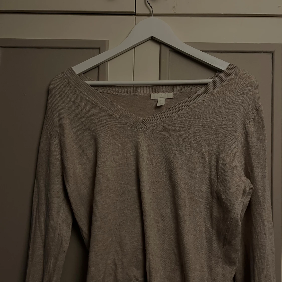 Beige v-ringad tröja