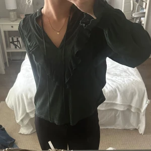Mango blus - Supersnygg mörkgrön blus från mango!! Knappt använd