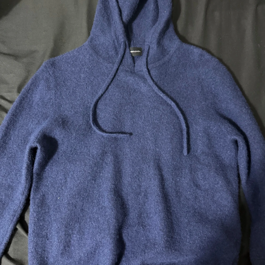 Mörkblå stickad hoodie